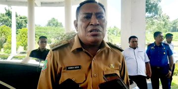 Bupati H. Usman Sidik saat di wawancarai wartawan di kantor DPRD