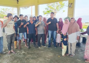 Kades dan Tokoh Masyarakat di Pasar Desa Bibinoi