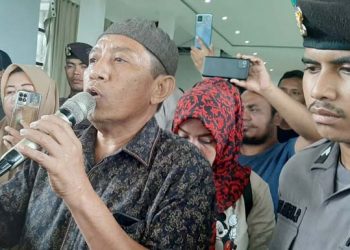 Ketua Komisi II DPRD Halsel, Gufran Mahmud Menemui Massa Aksi