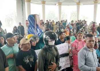 Unjuk Rasa Warga Panamboang di Kantor DPRD Halsel