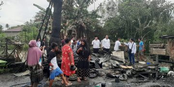 Bupati Usman Sidik saat menunjau lokasi rumah terbakar di Gandasuli
