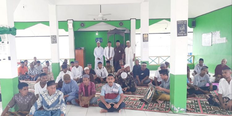 Suasana warga binaan Lapas Labuha usai Sholat Jum'at bersama