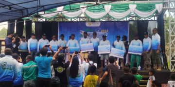 Para peserta turnamen memancing Obi Fishing Tournament 2023 berfoto bersama usai acara pengumuman pemenang dan pemberian trophy penghargaan, Minggu (19/3/2023).