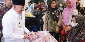 Gubernur AGK Pantau Operasi Pasar Murah