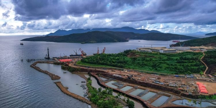 Salah satu kawasan pantai Kawasi di Pulau Obi, Kabupaten Halmahera Selatan Maluku Utara tempat Harita Nickel beroperasi. Gambar diambil sore hari pada Sabtu, 1 April 2023 lalu