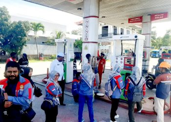 Petugas Metrologi Diskoperindag Halsel saat mengecek Pompa SPBU Labuha