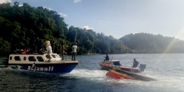 Speed boat penarik banana boat yang tengelam ditarik dari dasar laut