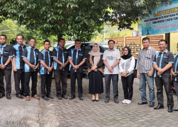 Guru SMAN 3 Kota Ternate Foto bersama dengan Anggota Komisi IV DPRD Malut,