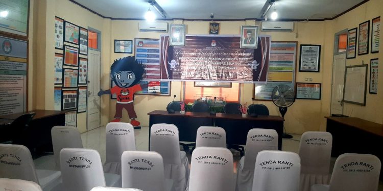 Ruang Konfrensi Pers Penerimaan Dokumen Bacaleg kantor KPU Halsel sepih