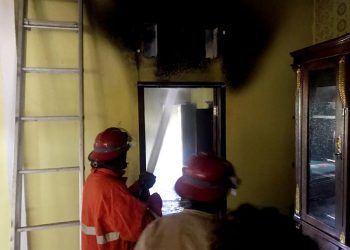 Petugas Damkar saat memadamkan api di dalam.rumah