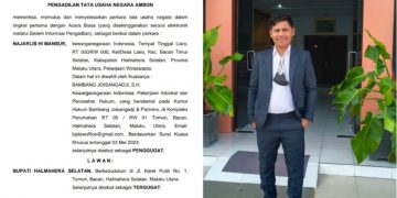 Kuasa Hukum Babang Joisangdji bersama bukti putusan PTUN Ambon