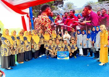 ibu Gubernur dan ibu Bupati Halsel bersama Kadis DKP dan rombongan foto bersama
