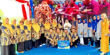 ibu Gubernur dan ibu Bupati Halsel bersama Kadis DKP dan rombongan foto bersama