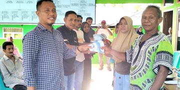 Kepala Desa Amasing Kali saat menyerah BLT dan Insentif kepada penerima