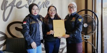 Marcelina Salmon menerima SK Carateker Ketua DPC BRITARI Halsel