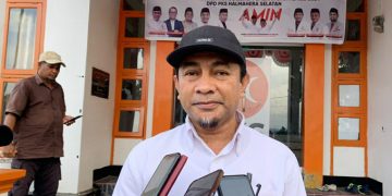 Ketua DPD PKS Halsel, Husni Salim saat di wawancarai wartawan