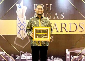 Bupati Bassam Terima Penghargaan