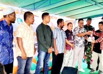 Bupati Hasan Ali Bassam Kasuba Saat Membagikan Bantuan