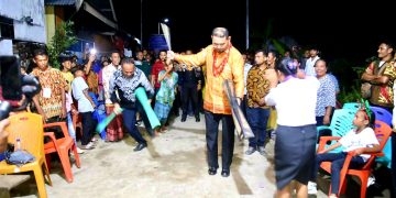 Bupati Bassam disambut dengan Tarian Cakalele