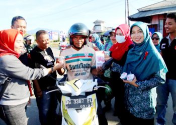 Ketua TP - PPK Halsel, saat membagikan Pita dan Poster