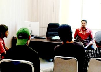 Perwakilan Massa Aksi Saat Menemui Kepala BKD Halsel