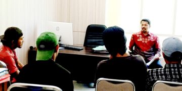 Perwakilan Massa Aksi Saat Menemui Kepala BKD Halsel
