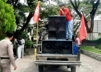 Aksi DPC GPM Halsel di Kantor Inspektorat