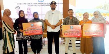 Bupati Bassam Kasuba Saat menyerahkan banntuan modal pada pelaku usaha UMKM