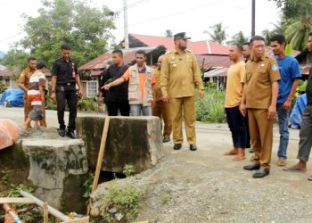 Bupati Bassam Kasuba saat memantau kondisi banjir di Amasing Kali