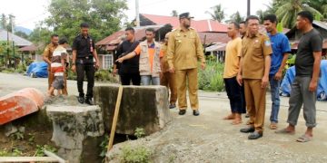 Bupati Bassam Kasuba saat memantau kondisi banjir di Amasing Kali