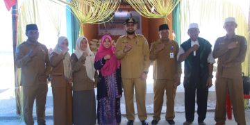 Bupati Halsel Usai Menyerahkan Bantuan Lumbung Pangan Di Desa Gonone