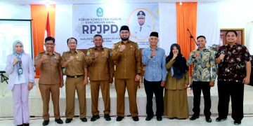 Bupati.bersama peserta diskusi publik RPJPD Halsel 2025 - 2045