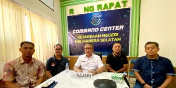 Kajari Halsel didampingi sejumlah Kasi saat konferensi pers