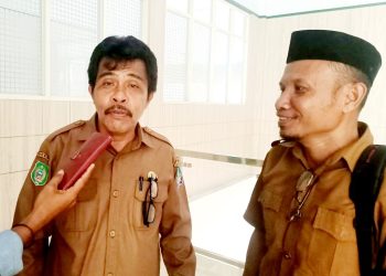 Kadis DPMD Halsel, Ilham Abubakar didampingi Kabid PMD, saat diwawancarai wartawan