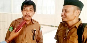 Kadis DPMD Halsel, Ilham Abubakar didampingi Kabid PMD, saat diwawancarai wartawan