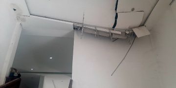 Kondisi Bagian Plafon Di Kantor DPRD Halsel