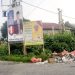 Tumpukan sampah di tepi jalan Desa Hidayat
