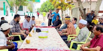Bupati Bassam Kasuba Bersama Imam dan warga Desa Toin