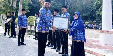 Bupati Bassam Kasuba Menyerahkan Piagam Pengahrgaan ddari Ombudsman ke Pimpinan OPD