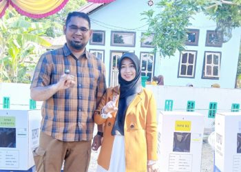 Bupati Bassam Kasuba bersama istri Rifa'at Al Sa'adah Usai Mencoblos