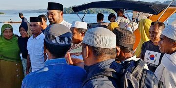 Bupati Bassam Kasuba d antar Warga Pasimbaus Saat kembali ke Labuha