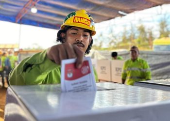 Karyawan Harita Nickel memberikan hak suara di TPS Khusus