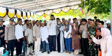 Bupati Bassam Kasuba dan Ketua TP - PKK Bersama Masyarakat Tawabi Dan Laluin