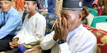 Salah satu Imam Mesjid terharu dan menanggis saat di berikan hadiah Umroh gratis dari Bupati
