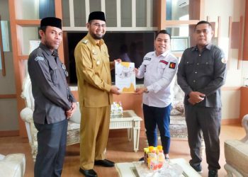 Bawaslu Halsel saat menyerahkan Surat Imbauan dan Keputusan Mendagri ke Bupati Bassam Kasuba