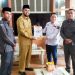 Bawaslu Halsel saat menyerahkan Surat Imbauan dan Keputusan Mendagri ke Bupati Bassam Kasuba