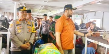 Bupati Bassam Kasuba Saat Meninjau Penumpang Kapal Mudik Gratis