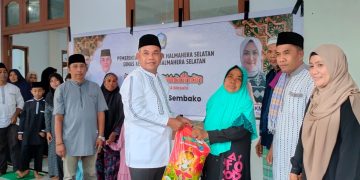 Sekda Halsel berbagi Sembako
