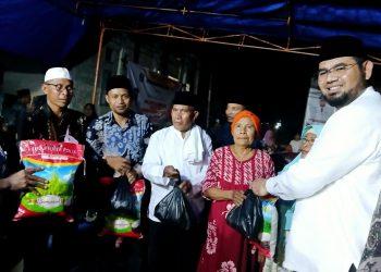 Bupati Bassam Kasuba Memberikan Bantuan di Desa Jiko