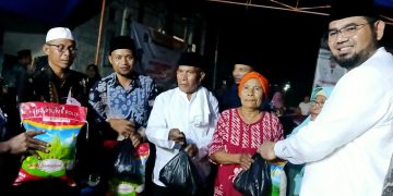Bupati Bassam Kasuba Memberikan Bantuan di Desa Jiko
